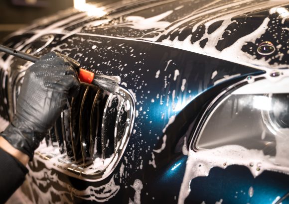 A helyes autóápolás lépései: tisztítás, waxolás, védelem